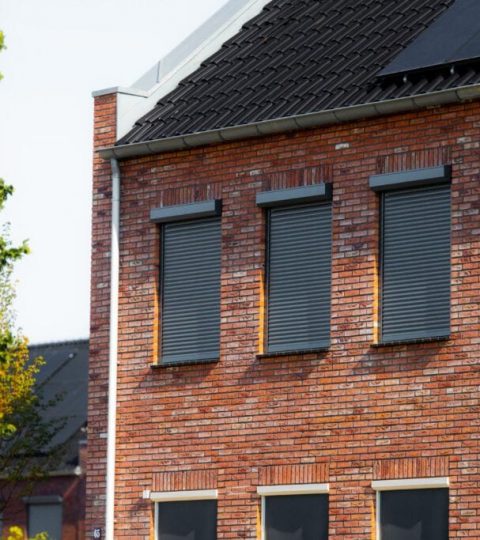 Rolluiken op mooie hoekwoning