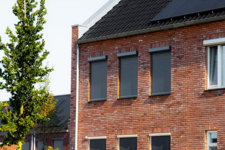 Rolluiken op mooie hoekwoning