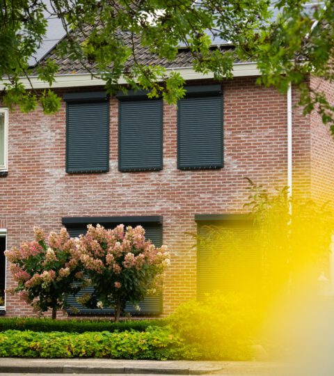 Hoekwoning met rolluiken antraciet