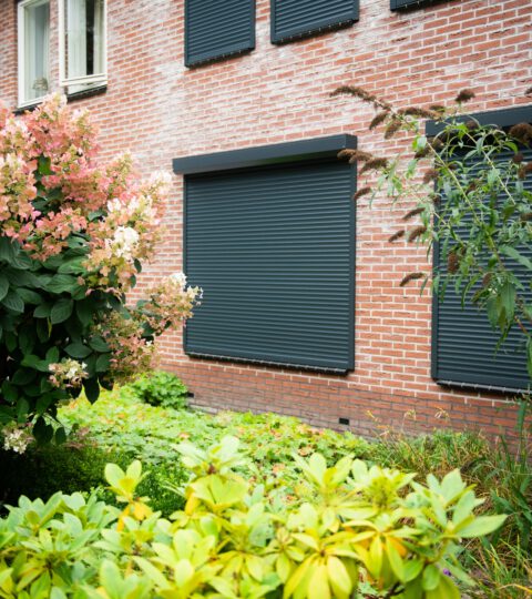 Rolluiken antraciet op woning