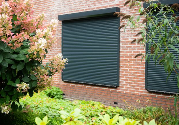 Rolluiken antraciet op woning