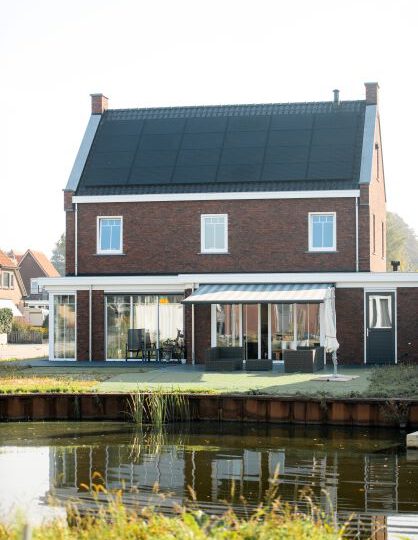 Buitenzonwering Zonnescherm Knikarmschermen Solar De Zonweringfabriek