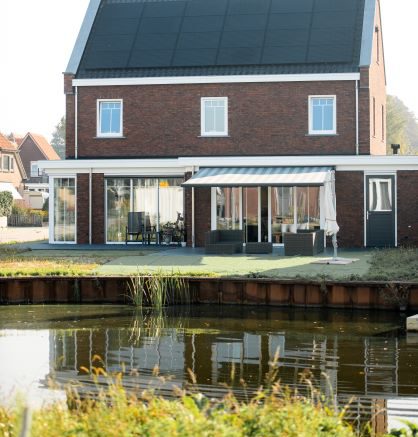 Buitenzonwering Zonnescherm Knikarmschermen Solar De Zonweringfabriek