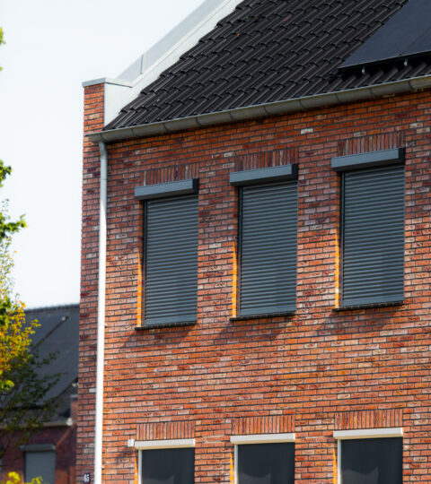 Rolluiken antraciet op hoekwoning