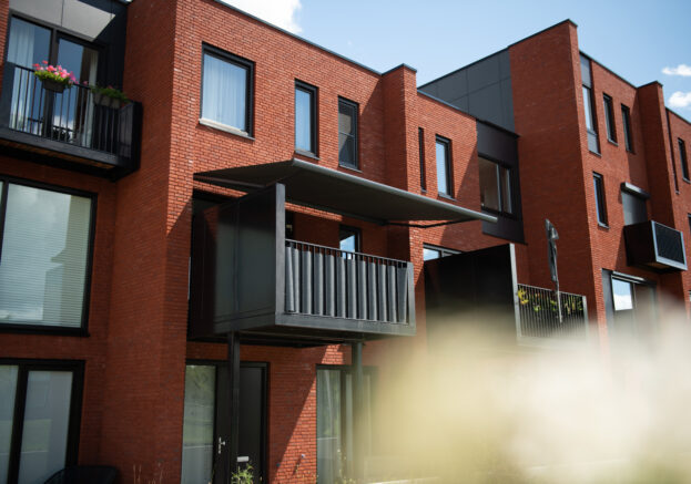 Buitenzonwering Zonnescherm Knikarmschermen Balkon De Zonweringfabriek