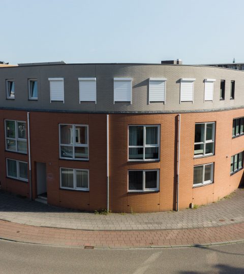 Witte rolluiken op hoekwoning