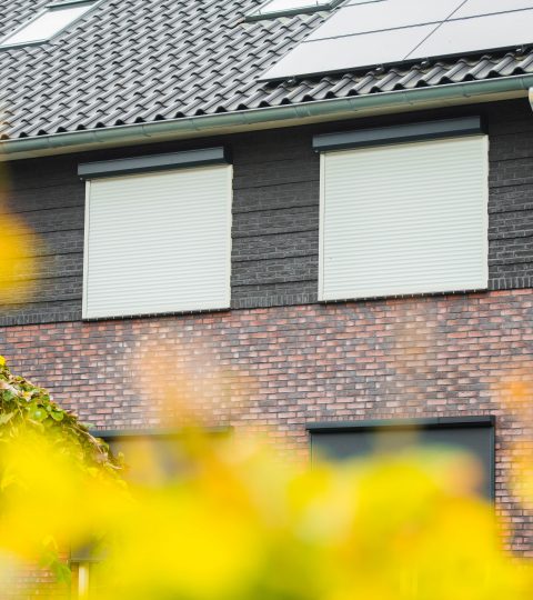 Antarciet witte rolluiken op woning