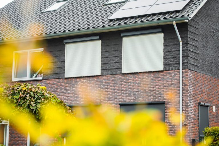 Antarciet witte rolluiken op woning