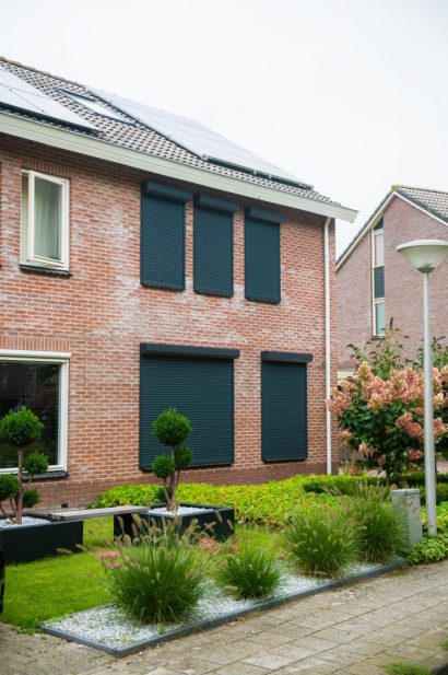 woning afgesloten met rolluiken