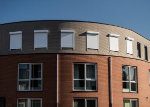 woning met witte rolluiken