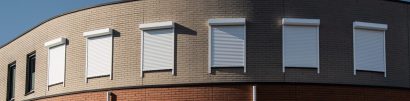 woning met witte rolluiken