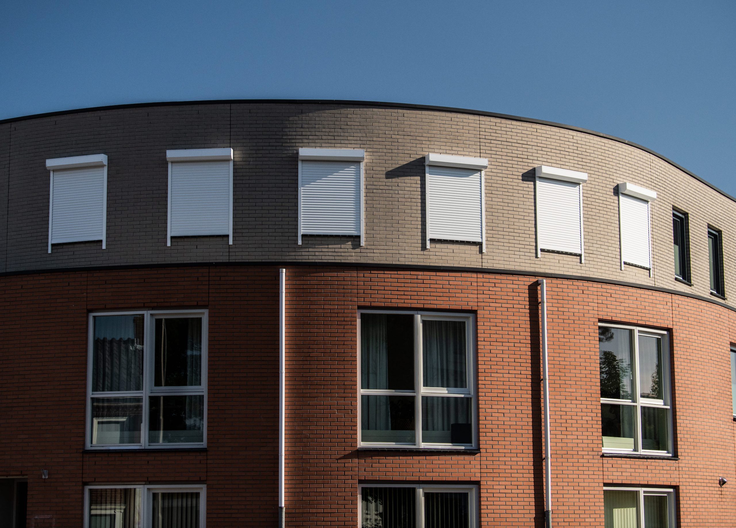 woning met witte rolluiken