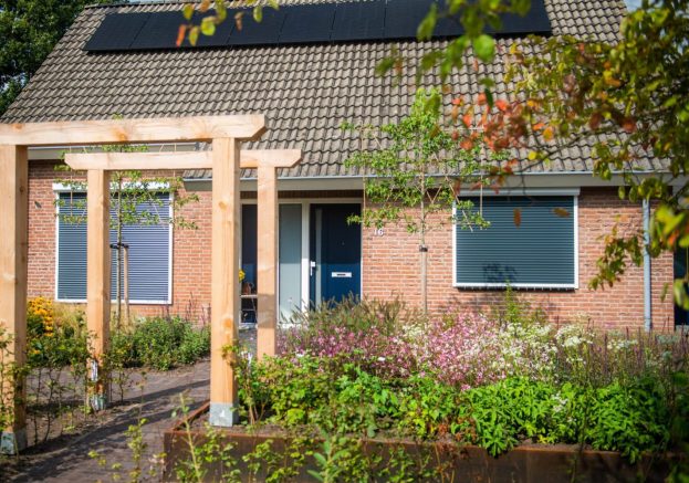 Woning met tuin, zonnepanelen en rolluiken voor zonwering